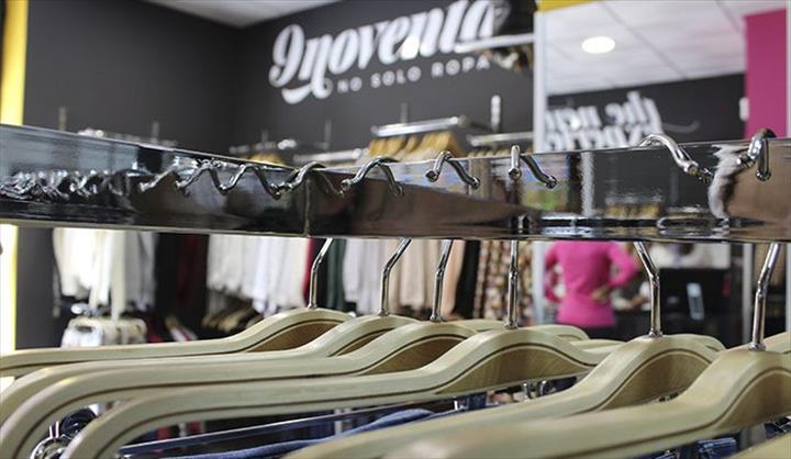 A marca de moda 9noventay9 os preparativos finais para a inauguração desta semana da sua última unidade na localidade de Estrada.