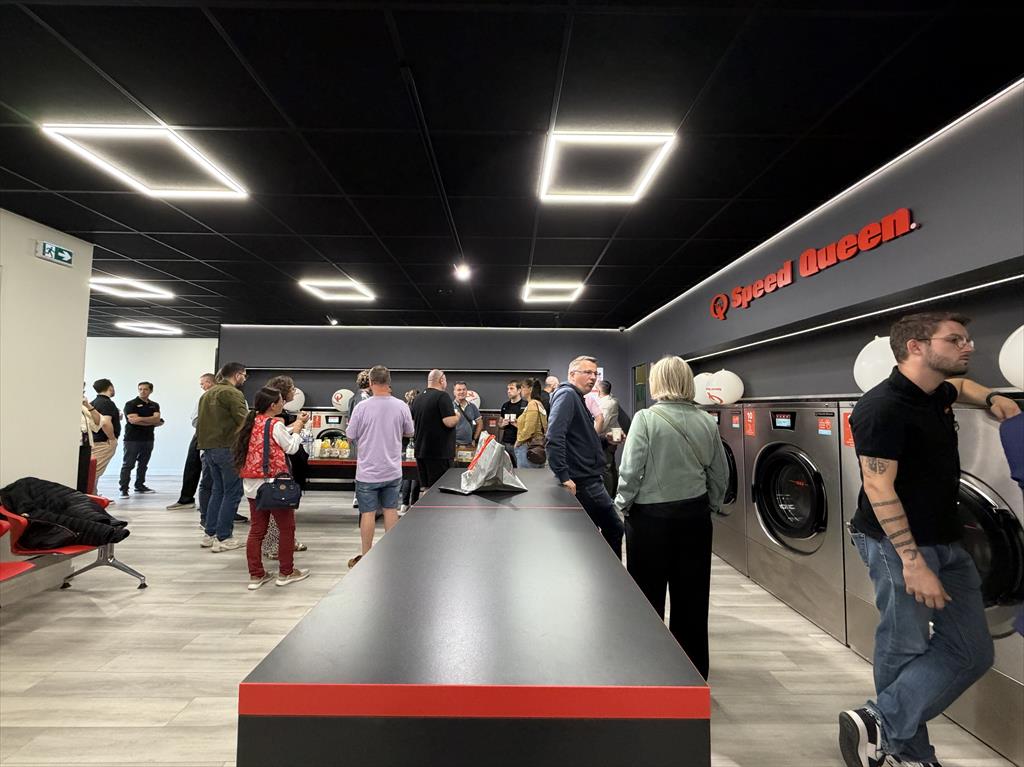 Nova lavanderia Speed Queen em Tours reúne 50 investidores para conhecer novas funcionalidades — uma iniciativa inédita na França