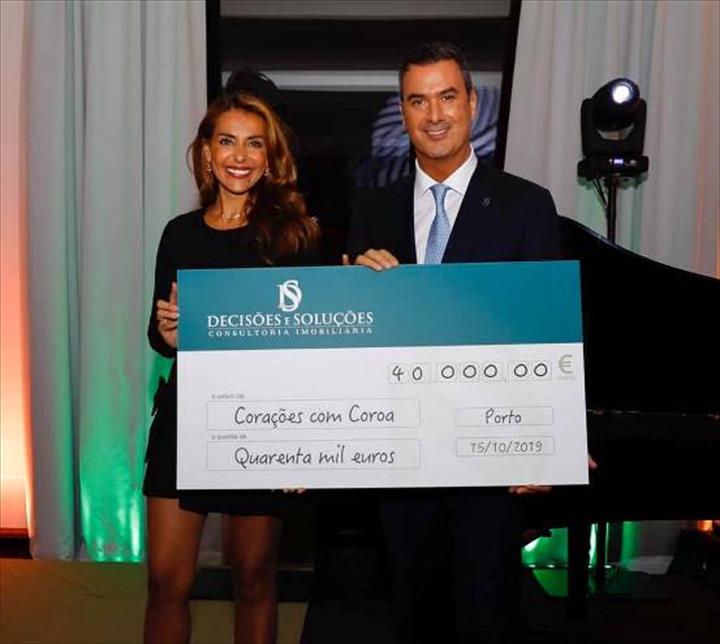 DECISÕES E SOLUÇÕES ENTREGA DONATIVO À CORAÇÕES COM COROA