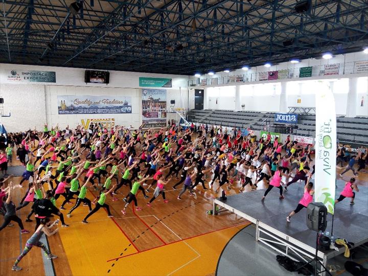 Cerca de 600 participantes invadiram o Pavilhão dos Lombos - Carcavelos, em Lisboa, para o primeiro mega evento nacional da cadeia de ginásios femininos Vivafit.