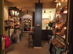 A TWENTY VIOLETS é uma marca boho- chic de inspiração mediterrânea, dedicada especialmente a roupas e acessórios para mulheres.