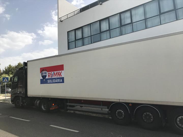 RE/MAX RECOLHE TONELADAS DE BENS PARA VÍTIMAS DE INCÊNDIOS