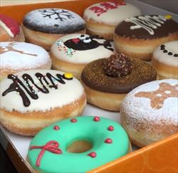 Sabe qual é a origem dos donuts? A Loops and Coffee explica: