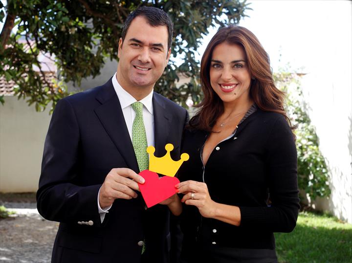 DECISÕES E SOLUÇÕES APOIA CORAÇÕES COM COROA