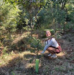 Carolina Carvalho planta a sua primeira árvore